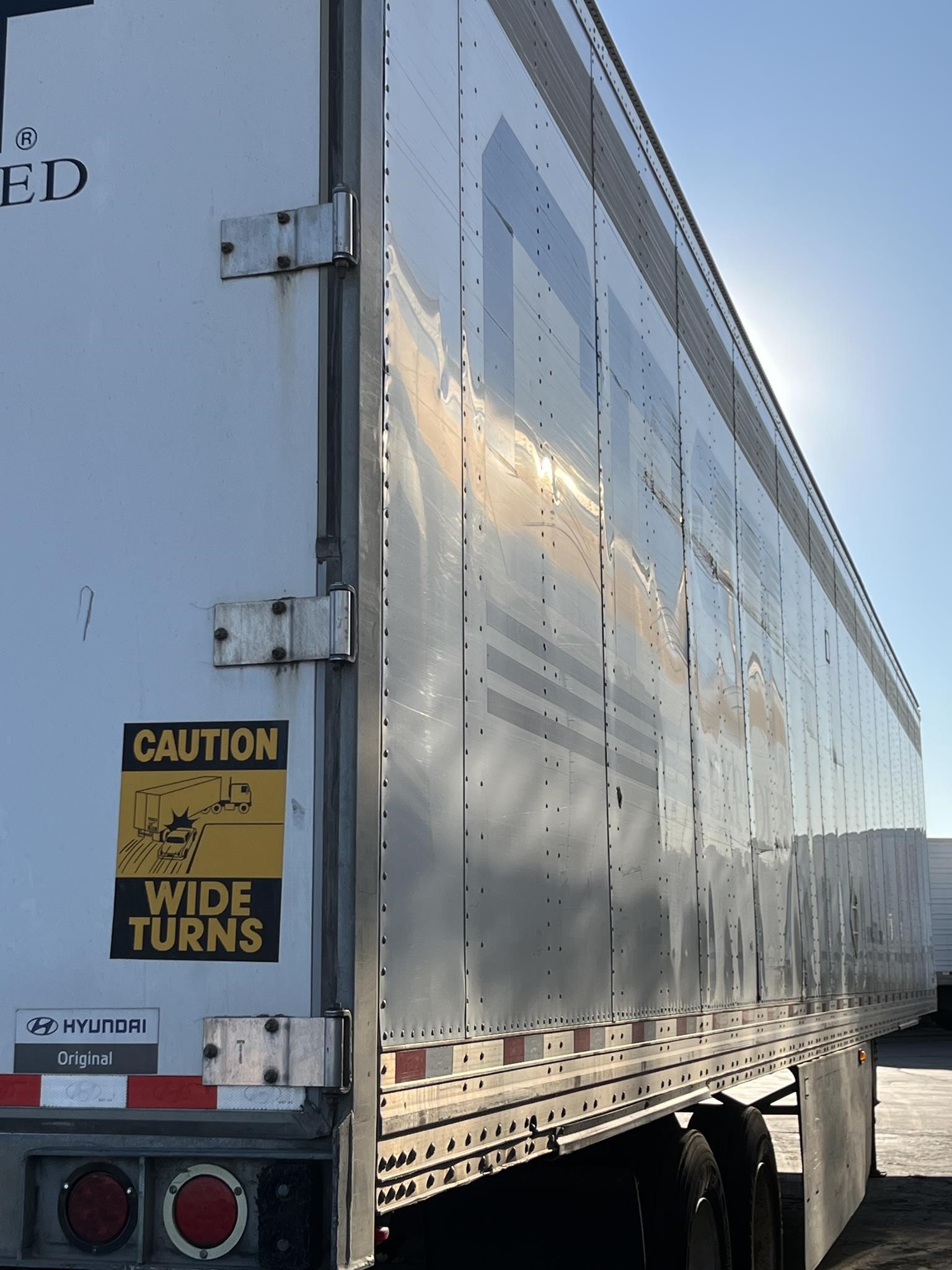 2016 HYUNDAI DRY VAN - image 2 of 5